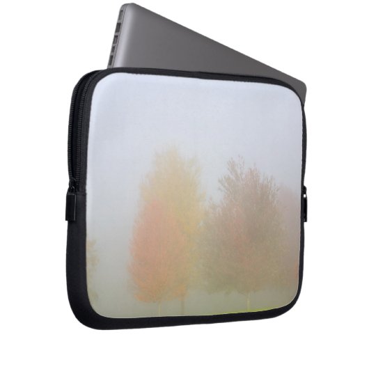 Fallbäume eingehüllt in Nebel Laptopschutzhülle (Vorne Rechts)