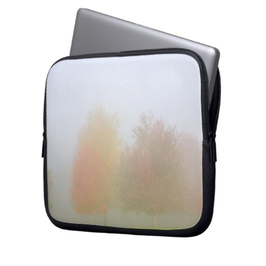Fallbäume eingehüllt in Nebel Laptopschutzhülle (Vorderseite Links)