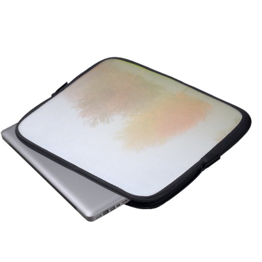 Fallbäume eingehüllt in Nebel Laptopschutzhülle (Vorne Knopf)