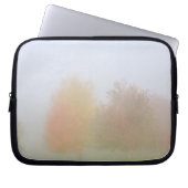 Fallbäume eingehüllt in Nebel Laptopschutzhülle (Vorderseite)