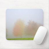Fallbäume eingehüllt in Nebel Mousepad (Mit Mouse)