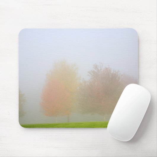 Fallbäume eingehüllt in Nebel Mousepad (Mit Mouse)