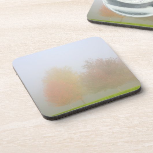 Fallbäume eingehüllt in Nebel Untersetzer (Linke Seite)