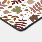 Fallen Blätter Große Muster Herbstfarben auf Weiß Schreibtischunterlage (Ecke)