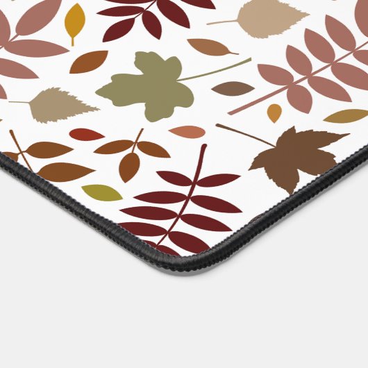 Fallen Blätter Große Muster Herbstfarben auf Weiß Schreibtischunterlage (Ecke)