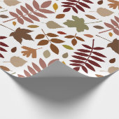 Fallen Blätter Muster Herbstfarben auf Weiß Geschenkpapier (Ecke)