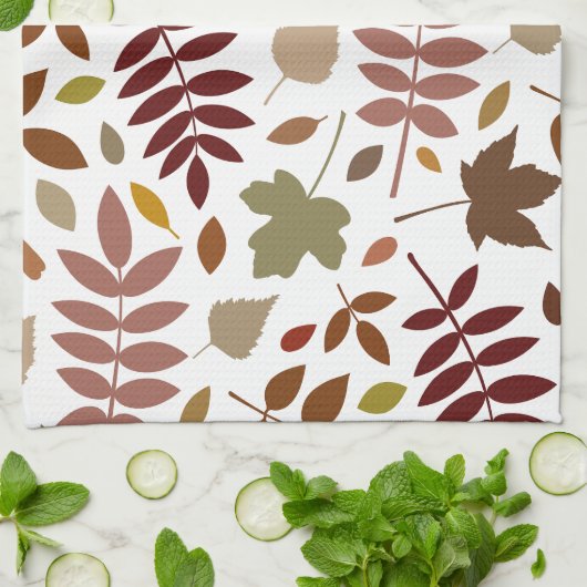 Fallen Blätter Muster Herbstfarben auf Weiß Geschirrtuch (Gefaltet)