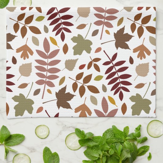 Fallen Blätter Muster Herbstfarben auf Weiß Geschirrtuch (Gefaltet)