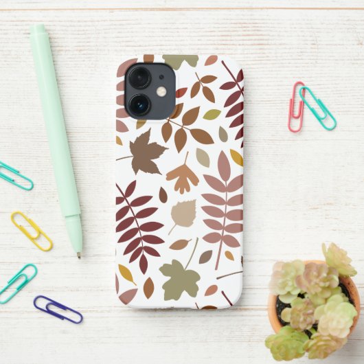Fallen Blätter Muster Herbstfarben auf Weiß iPhone Hülle (Auf dem Schreibtisch)