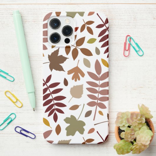 Fallen Blätter Muster Herbstfarben auf Weiß iPhone Hülle (Auf dem Schreibtisch)