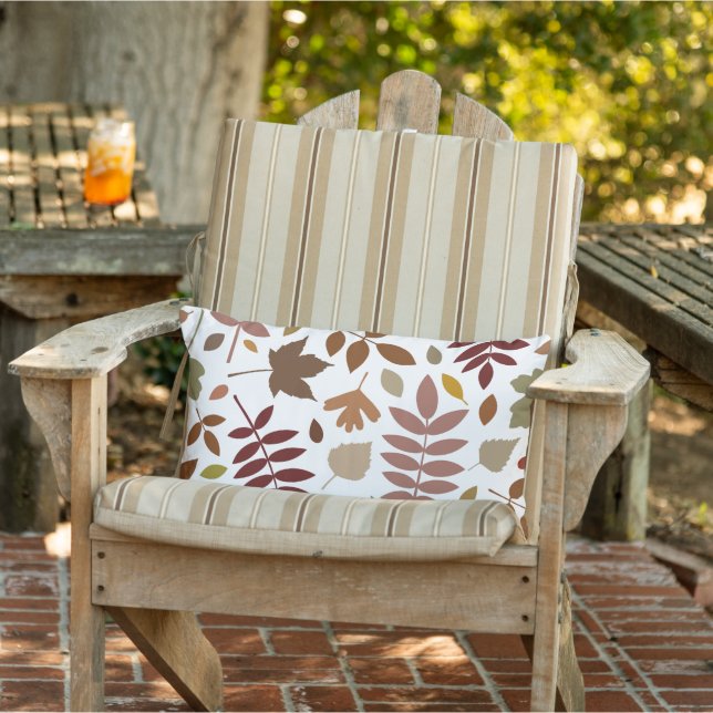 Fallen Blätter Muster Herbstfarben auf Weiß Kissen Für Draußen (Stuhl )