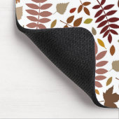 Fallen Blätter Muster Herbstfarben auf Weiß Mousepad (Ecke)