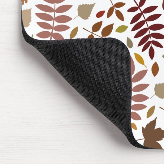Fallen Blätter Muster Herbstfarben auf Weiß Mousepad (Ecke)