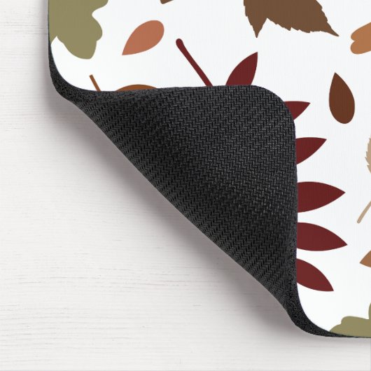Fallen Blätter Muster Herbstfarben auf Weiß Mousepad (Ecke)