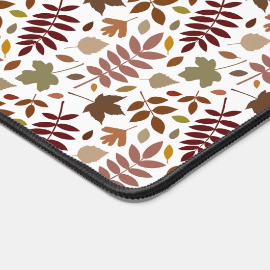 Fallen Blätter Muster Herbstfarben auf Weiß Schreibtischunterlage (Ecke)