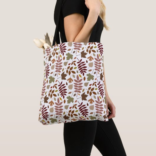 Fallen Blätter Muster Herbstfarben auf Weiß Tasche (Von Nahem)