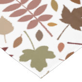 Fallen Blätter Muster Herbstfarben auf Weiß Tischdecke (Schrägansicht)