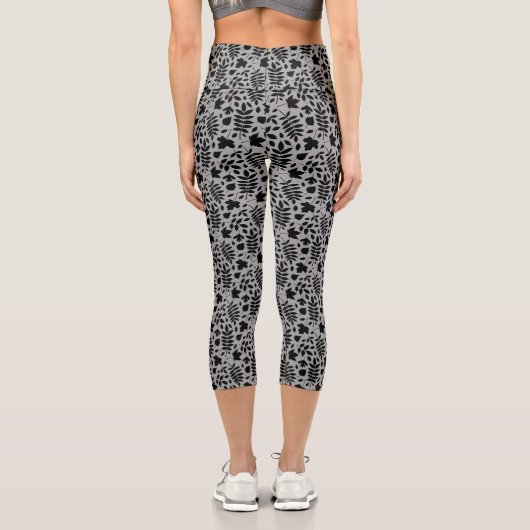 Fallen Blätter Muster Schwarz auf Grau Capri Leggings (Rückseite)