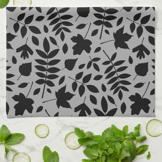 Fallen Blätter Muster Schwarz auf Grau Geschirrtuch (Gefaltet)