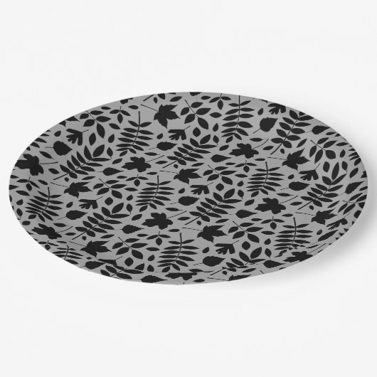 Fallen Blätter Muster Schwarz auf Grau Pappteller (Schrägansicht)