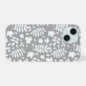 Fallen Blätter Muster Weiß auf Grau iPhone 15 Hülle (Rückseite (Horizontal))