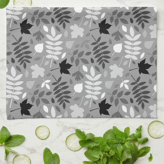 Fallen Blätter Rpt Muster Monochrome auf Grau Geschirrtuch (Gefaltet)