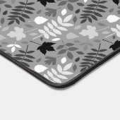 Fallen Blätter Rpt Muster Monochrome auf Grau Schreibtischunterlage (Ecke)