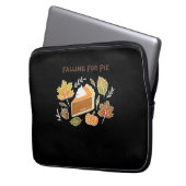 Fallend for Pie - Gemütliches Kürbiskuchen-Design Laptopschutzhülle (Vorderseite Links)