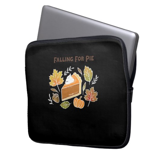 Fallend for Pie - Gemütliches Kürbiskuchen-Design Laptopschutzhülle (Vorderseite Links)