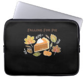 Fallend for Pie - Gemütliches Kürbiskuchen-Design Laptopschutzhülle (Vorderseite)