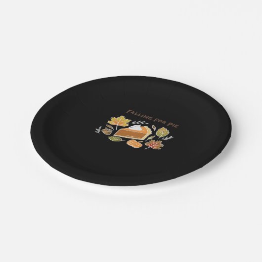 Fallend for Pie - Gemütliches Kürbiskuchen-Design Pappteller (Schrägansicht)