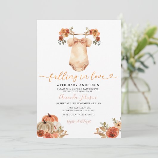 Fallend in Liebe Floral Baby Kleidung Babydusche Einladung (Stehend Vorderseite)