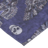 Fallend Totschlucht Moth and Skulls Tischdecke (Schrägansicht)