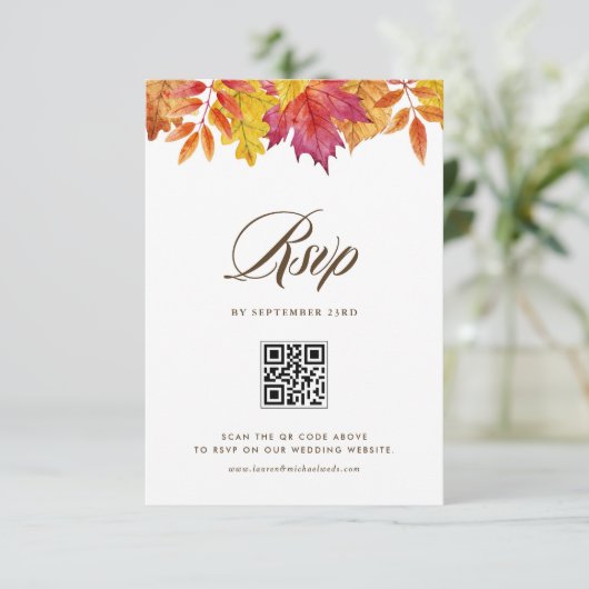 Fallende Blätter Garland Herbsthochzeit QR-Code RSVP Karte (Stehend Vorderseite)