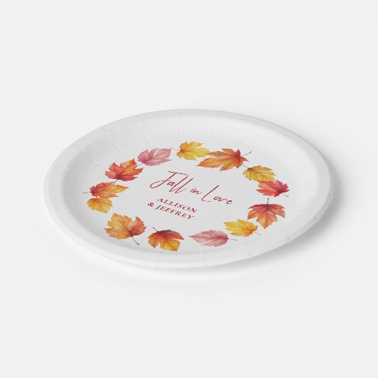Fallende Blätter Herbsthochzeit Herbst in Liebe Pappteller (Schrägansicht)