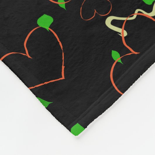 Fallende Blätter und rote Herzen auf schwarzem Hin Fleecedecke (Ecke)