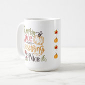 Fallende Blätter und Whimsical Pumpkins Kaffeetasse (Vorderseite Links)