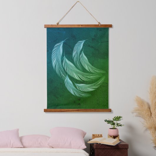 Fallende farbige Federn Grün Wandteppich Mit Holzrahmen (Schlafzimmer)