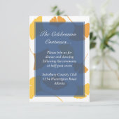 Fallende Ginkgo-Blätter blaues Hochzeitsgehäuse Einladung (Stehend Vorderseite)