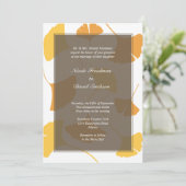 Fallende Ginkgo-Blätter graue goldene Herbsthochze Einladung (Stehend Vorderseite)