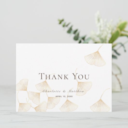 Fallende Goldginkgo-Blätter Hochzeit Dankeskarte (Stehend Vorderseite)