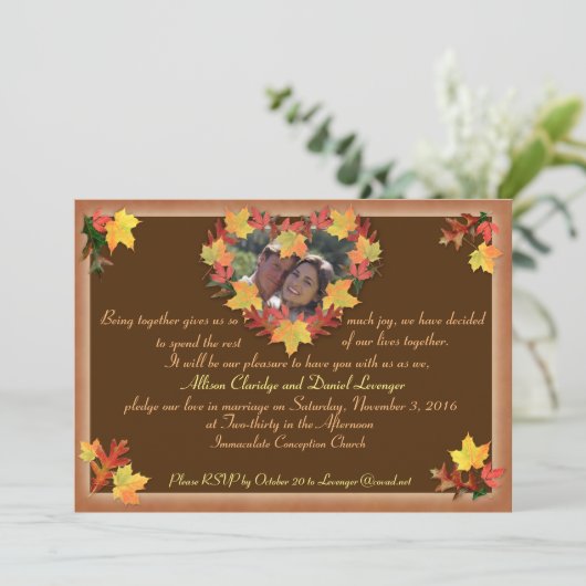 Fallende in der Liebe Einladung zur Hochzeit (Stehend Vorderseite)