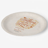 Fallende in der Liebe Moderne Herbsthochzeit Pappteller (Schrägansicht)