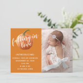 Fallende in Liebe Pumpkin Foto Geburt Ankündigung (Stehend Vorderseite)