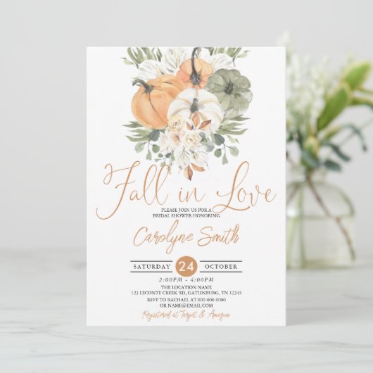 Fallende in Liebe Pumpkin Herbst Brautparty Einladung (Stehend Vorderseite)