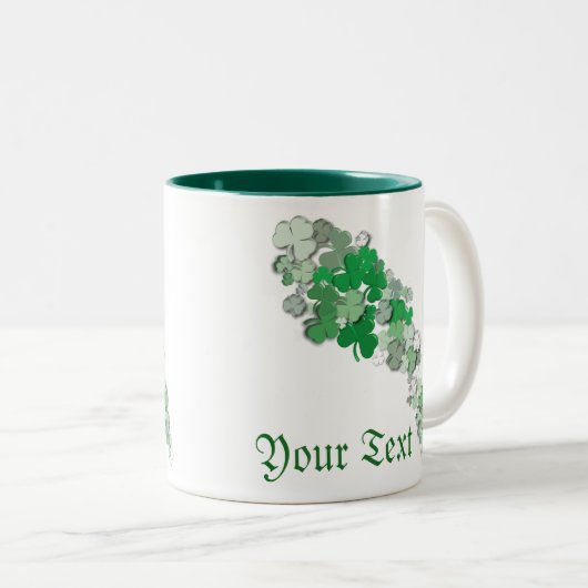 Fallende irische Kleeblätter Zweifarbige Tasse (VorderseiteRechts)