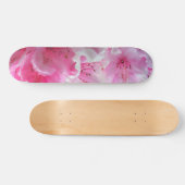 Fallende rosa Blumenblüten Skateboard (Horizontal)