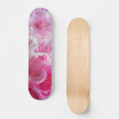 Fallende rosa Blumenblüten Skateboard (Vorderseite)