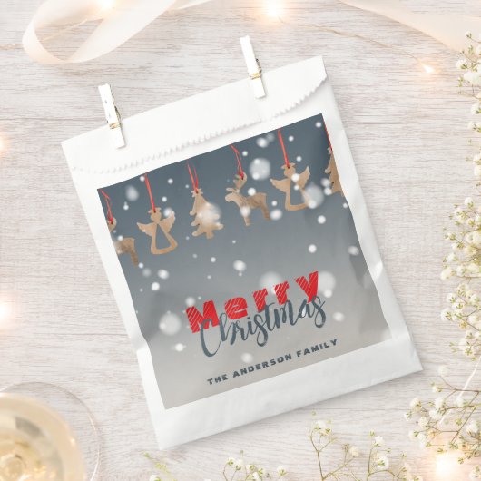 Fallende Schneeflocken und hölzerne Ornamente Weih Geschenktütchen (Ausgeschnitten)