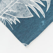 Fallende weiße Federn, blaue Wasserfarbe. Fleecedecke (Ecke)